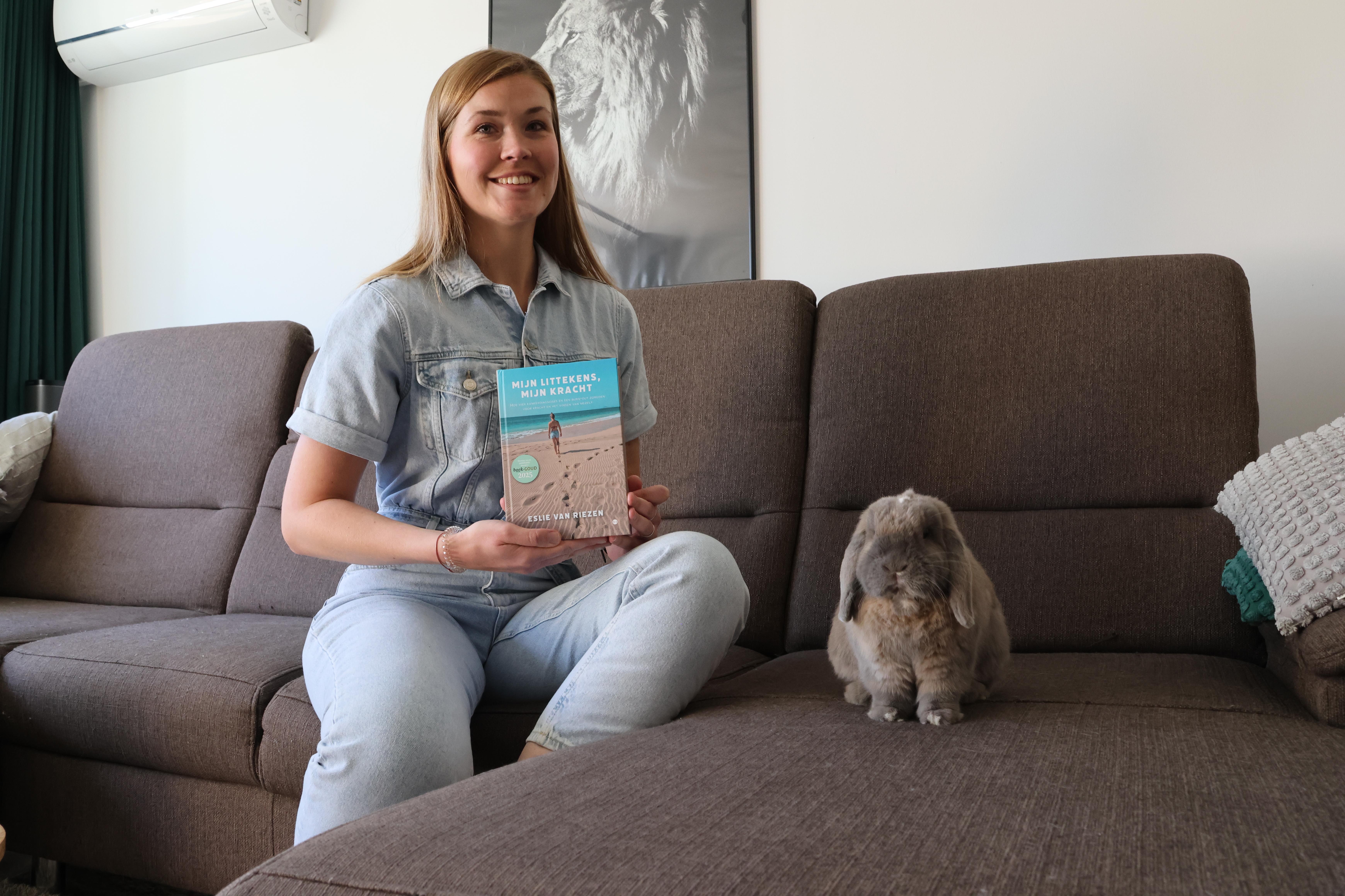 Eslie van Riezen uit Assen wint de publieksprijs met haar boek 'Mijn littekens, mijn kracht'