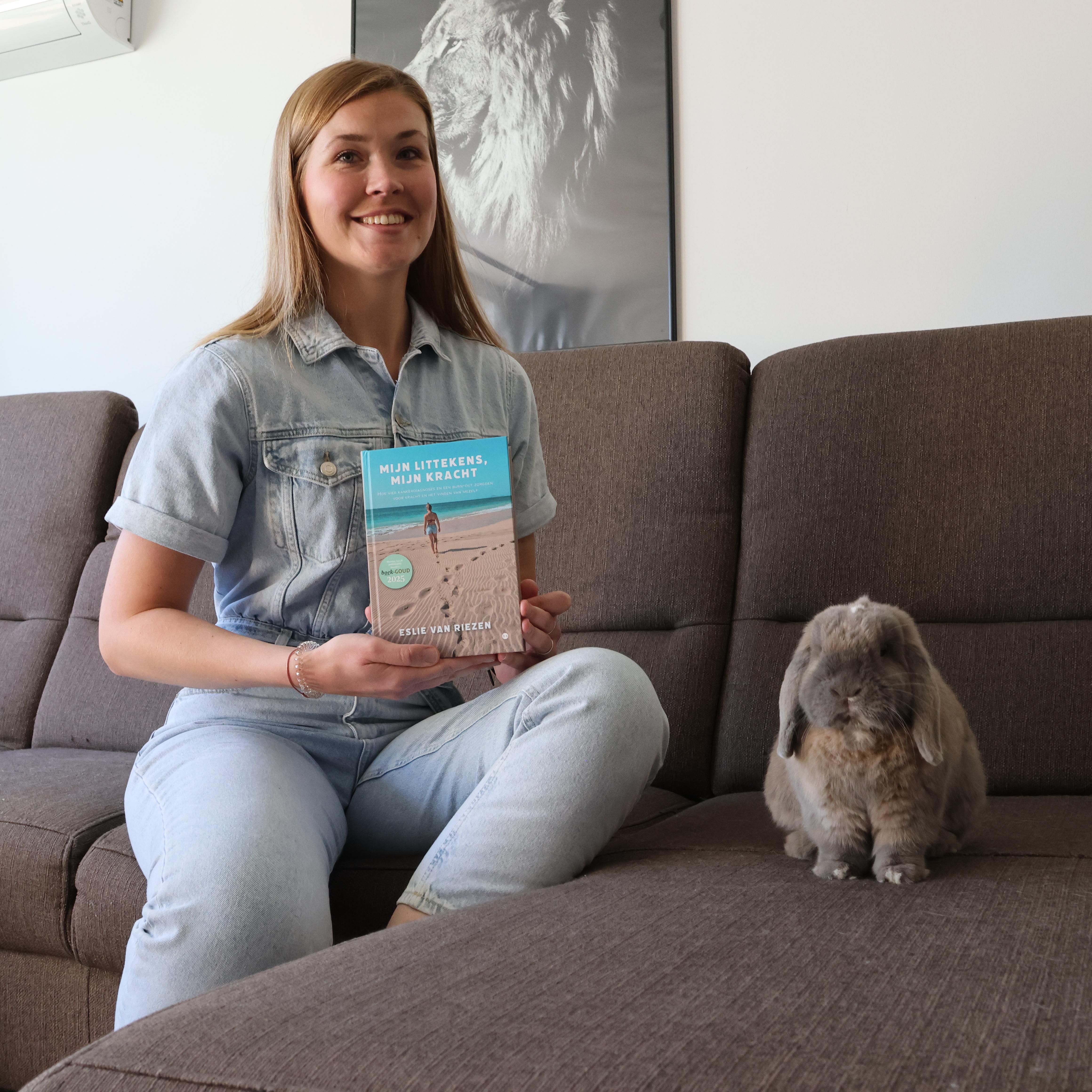 Eslie van Riezen uit Assen wint de publieksprijs met haar boek 'Mijn littekens, mijn kracht'
