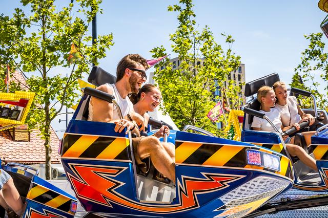 Bezoekers genieten van de TT-kermis die zaterdag openging in de Asser binnenstad.
