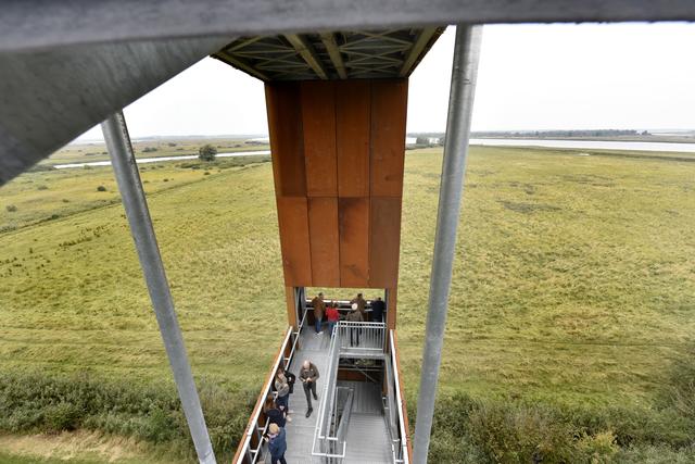 De nieuwe uitkijktoren in het Lauwersmeergebied. 