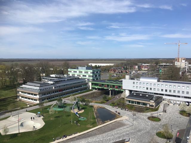 Het uitzicht vanuit de voormalige Belastingflat tijdens de verbouw. De grote panden zijn het gemeentehuis.
