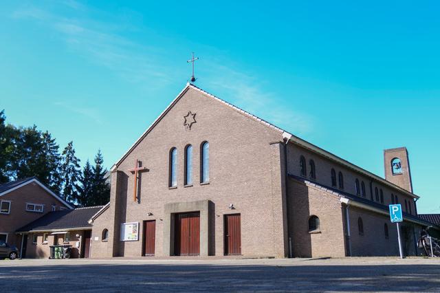 De kerk in Emmerschans staat op de hoek Schanswal/Boslaan.
