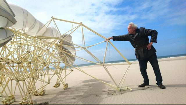 Theo Jansen met een van zijn strandbeesten (Diabus Caudis, uit 2014) op het strand bij Scheveningen.