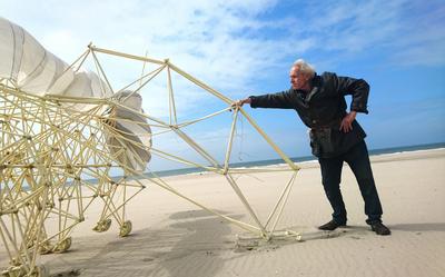 Theo Jansen met een van zijn strandbeesten (Diabus Caudis, uit 2014) op het strand bij Scheveningen.