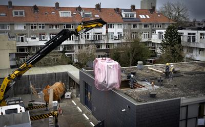 Met een hijskraan werd het MRI-apparaat het gebouw van de Hanzehogeschool binnen getakeld. 