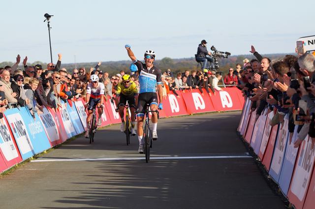 Timo de Jong wint verrassend op de VAM-berg. Hij klopt Laporte en Kubis.