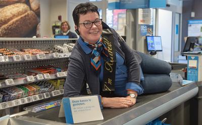 Coba Wesseling-Sterken (67) werkte ruim 51 jaar lang in de supermarkt in Nieuw-Amsterdam. Dinsdag beleefde de enthousiaste caissière haar allerlaatste werkdag. 