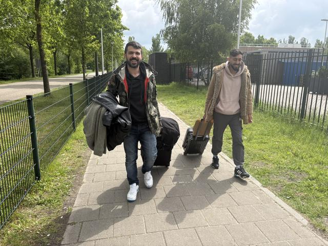 Ali (links) denkt donderdagochtend even dat hij een kamer krijgt.