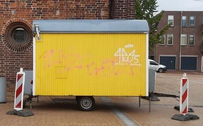 De polsbandjes zijn in deze keet verkrijgbaar.