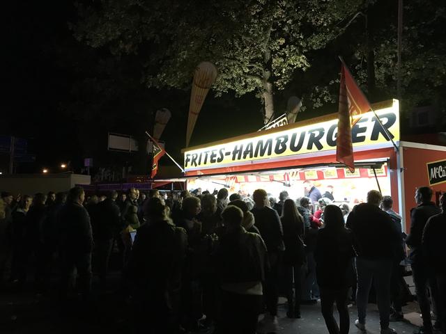 Na sluitingstijd kun je nog wel even een hamburger of een frietje bestellen.