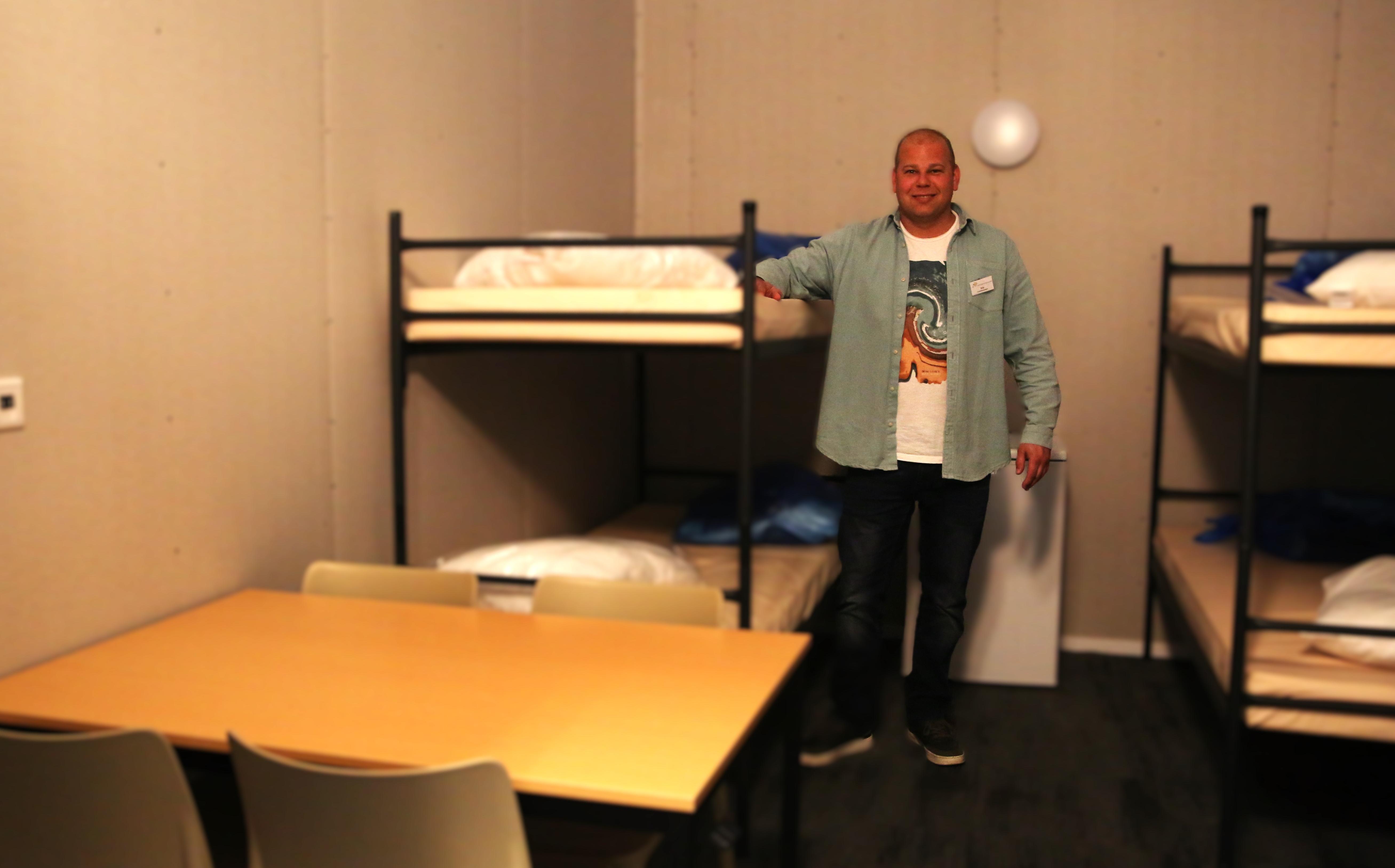 Tijdelijk locatiemanager Rob Bulthuis is een van de (slaap)vertrekken voor de bewoners.