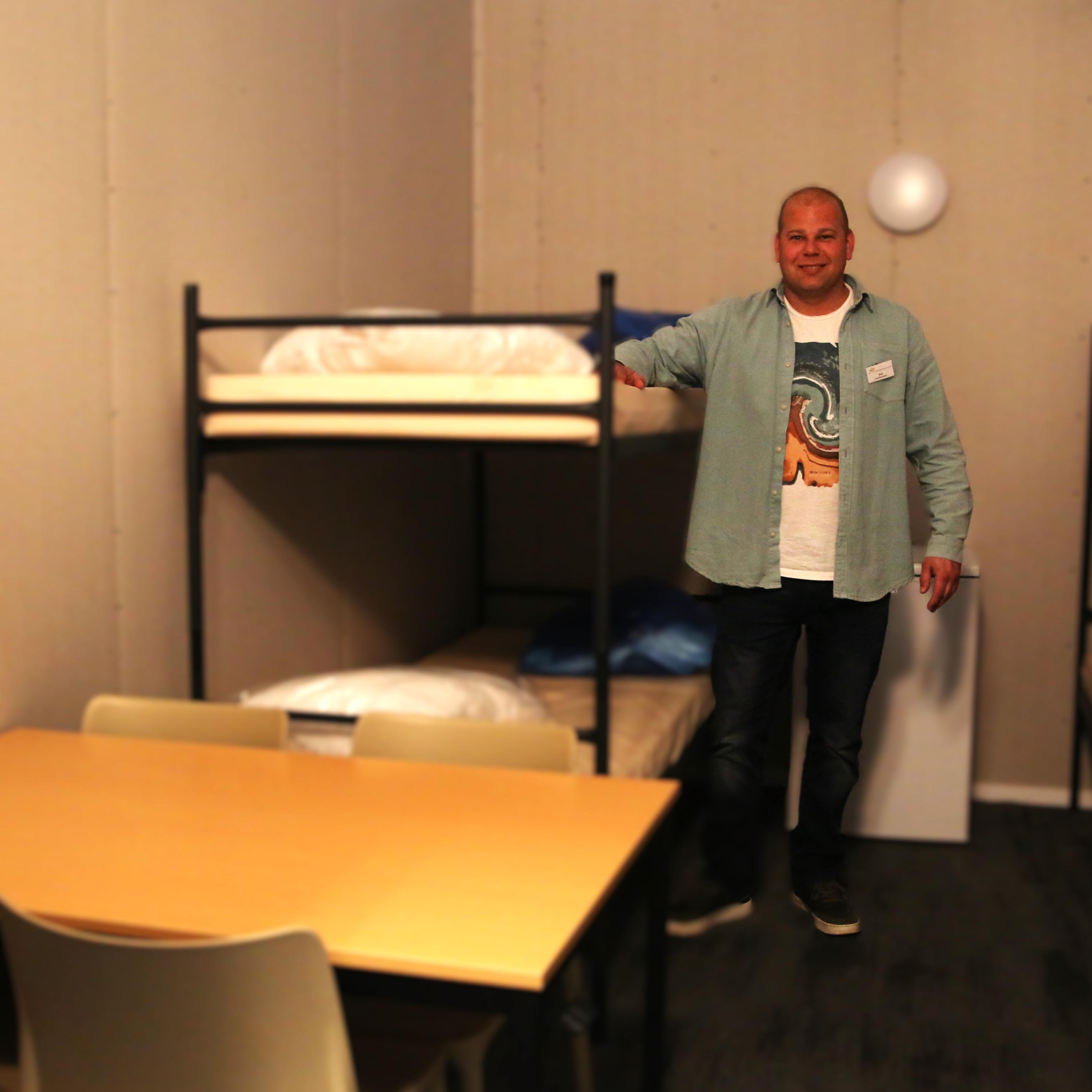 Tijdelijk locatiemanager Rob Bulthuis is een van de (slaap)vertrekken voor de bewoners.