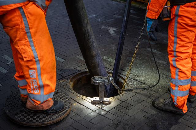 Inspectie van het riool. Hoogeveen had voor het eigen personeel te weinig beschermingsmiddelen.