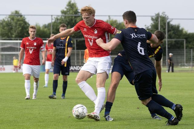 Ties Oostra in actie namens FC Emmen tijdens het gewonnen oefenduel met Regioteam Emmen.