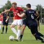 Ties Oostra in actie namens FC Emmen tijdens het gewonnen oefenduel met Regioteam Emmen.