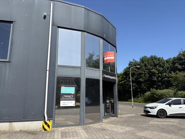 Te huur-borden op het hoofdkantoor in Westerbork. 