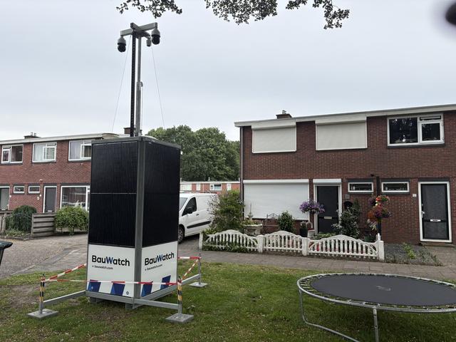 Aan de Grote Beer in Klazienaveen staat sinds kort een grote beveiligingscamera. Reden: meerdere brandstichtingen.