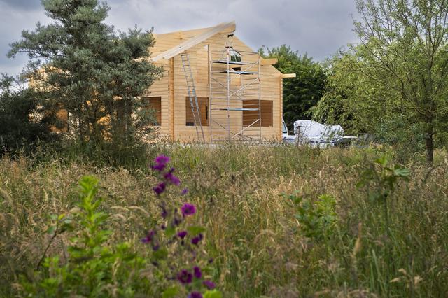 De nieuwe houten woning is in de maak.