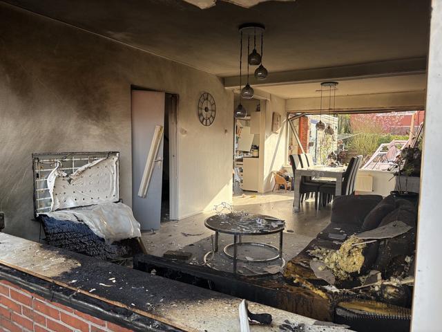 De woning en het interieur raakte door de explosie zwaar beschadigd.