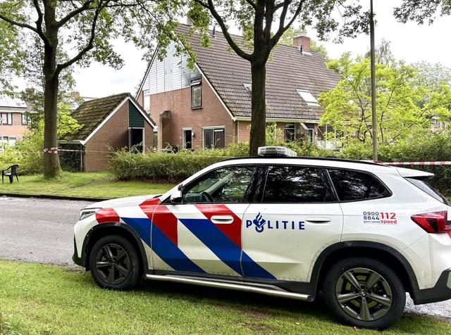 De politie doet onderzoek bij de woning waar zondagochtend in alle vroegte een schietpartij was.