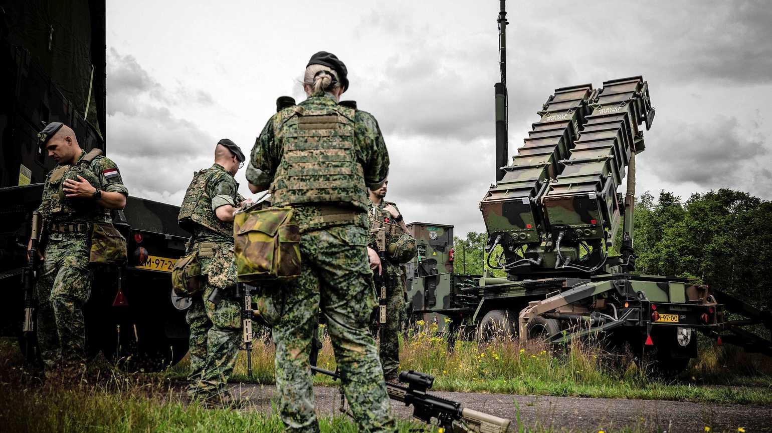 Defensie pleit nadrukkelijk voor een uitzonderingspositie om ons land veilig te houden. Door stikstofregels dreigt de groei van defensie te stagneren.