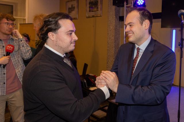 FvD was de grote winnaar van de gemeenteraadsverkiezingen in Hoogeveen. Fouad El Masoudi (links) feliciteert partijgenoot Vincent Vos.