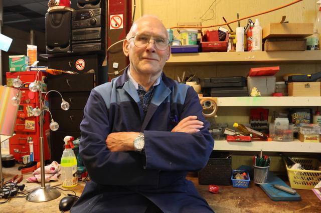 Riewert Hoogeveen (87) stopt na 35 jaar bij Kringloopwinkel Het Struunhuus in Assen. 
