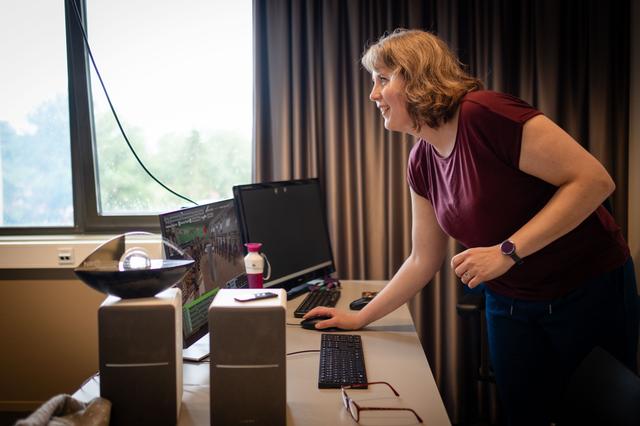 Universitair docent Jolien Mouw laat zien hoe ze de virtuele klas bestuurt.