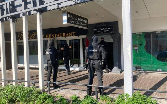 Een van de politie-invallen in Emmen in het kader van het onderzoek naar Denniz M. 