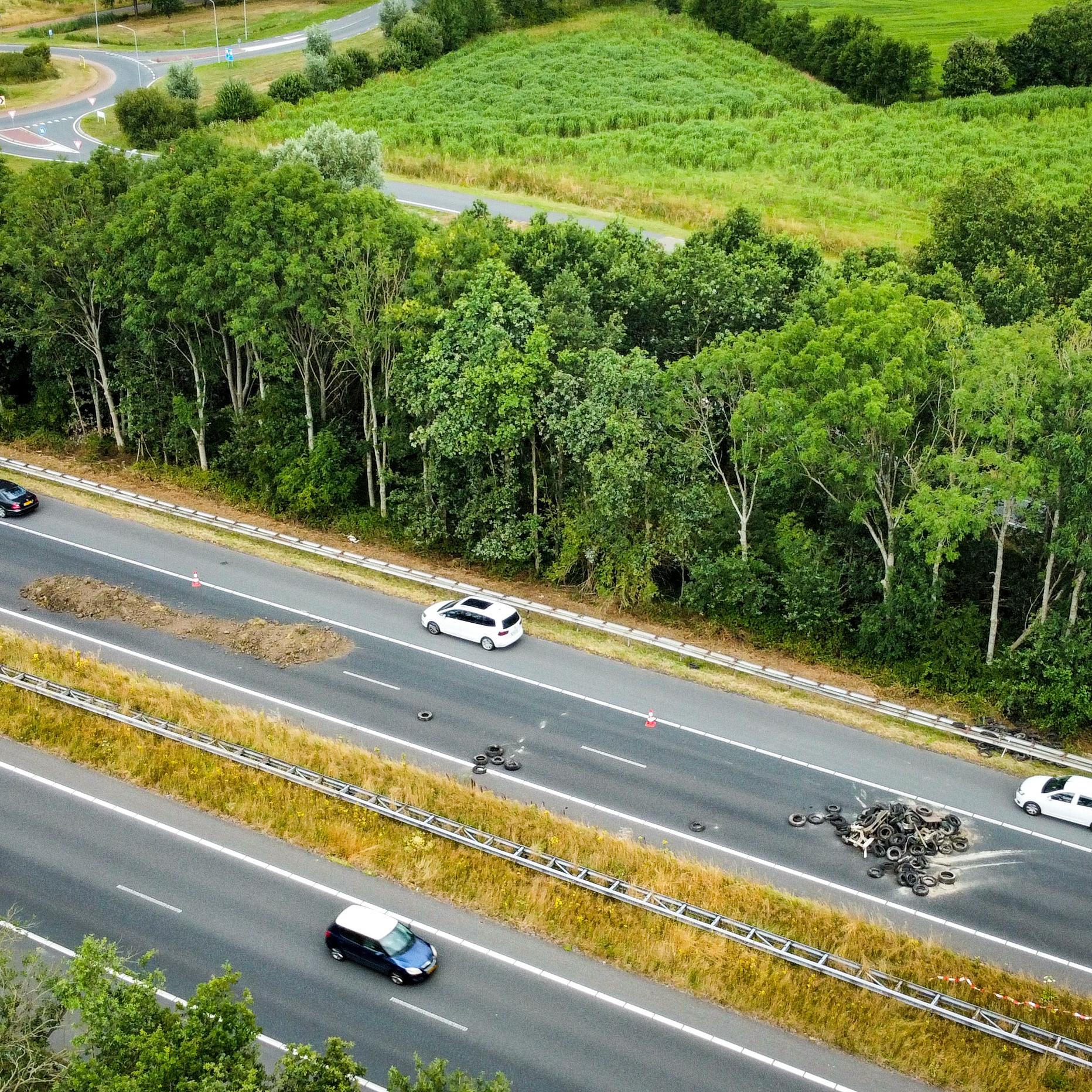 Banden en zand op de A7 ter hoogte van Leek.