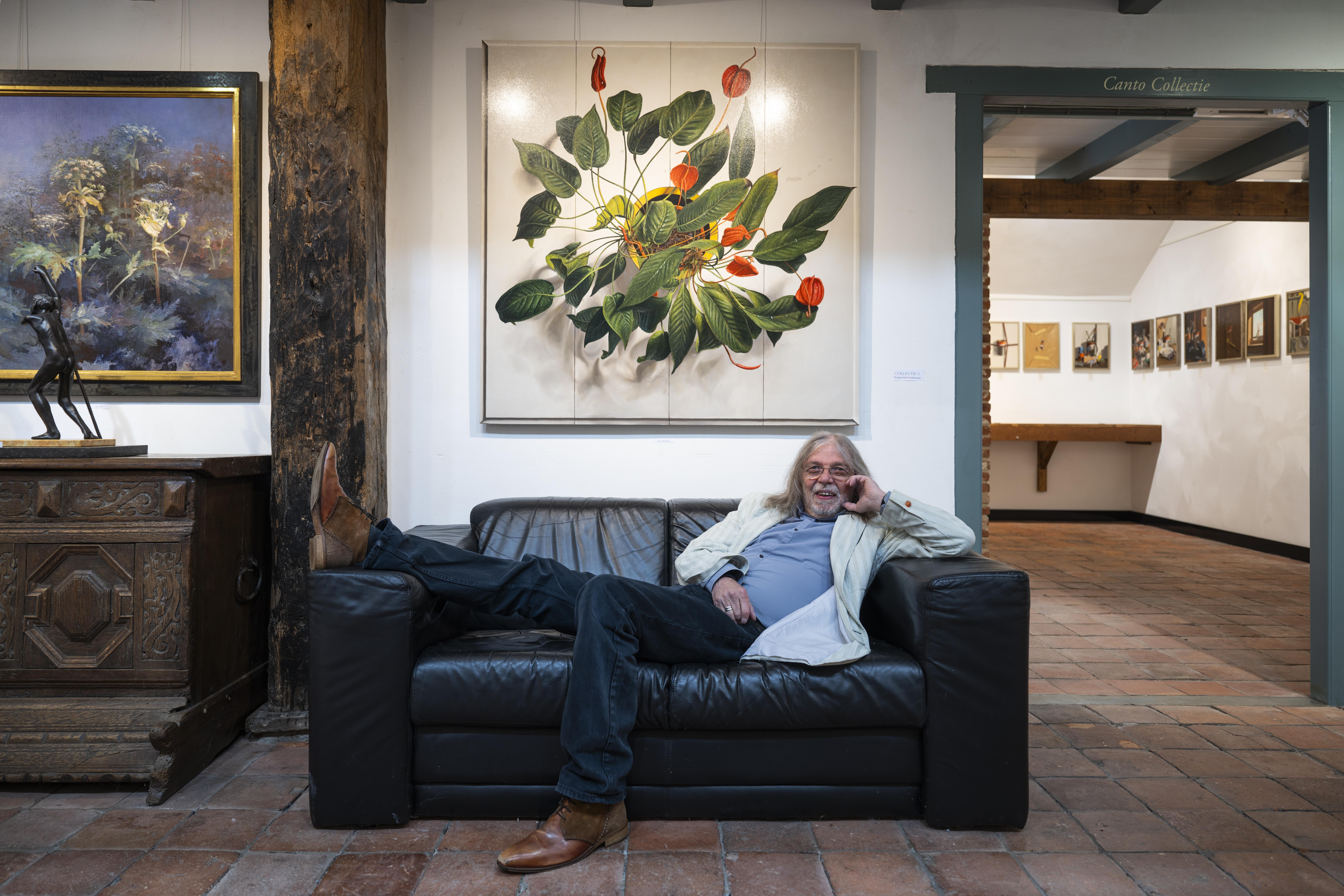 'Ja, ik haal al een lapje' is van bovenaf geschilderd, ongewoon  voor een bloemenstilleven.