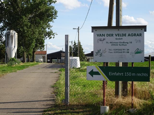                                
Overal in het dorp Tarthun staan bordjes die wijzen naar Van der Velde Agrar GmbH.                                