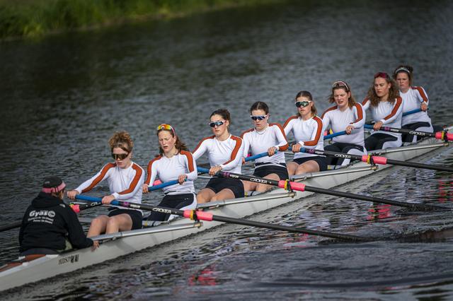 De Gyas-roeisters van coach Geert Hemminga op het Noord-Willemskanaal.