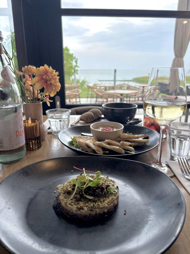Diner met uitzicht over het IJsselmeer.