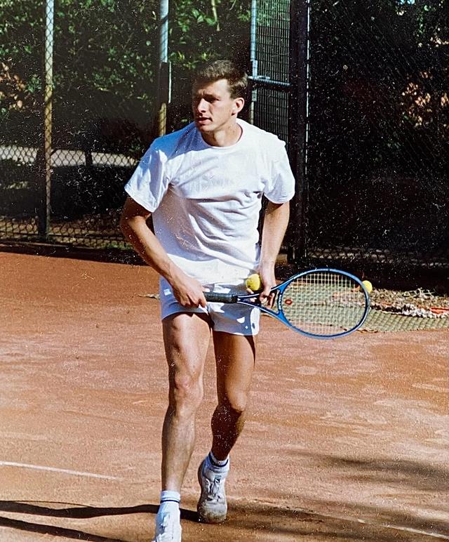 Rixt's vader Gerben van der Werff als tennisser in actie.