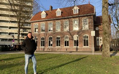 Maurice Jansen voor het voormalige postkantoor in Emmen. In mei van dit jaar gaan daar de deuren open van een gloednieuw grand café met restaurant.
