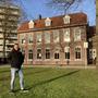 Maurice Jansen voor het voormalige postkantoor in Emmen. In mei van dit jaar gaan daar de deuren open van een gloednieuw grand café met restaurant.