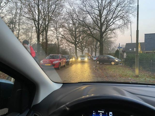Drukte en modderige bermen bij vrije school De Stroeten.