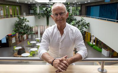 Henk Reuvers in het drie jaar opgeleverde schoolgebouw van Terra in Emmen. Niet alleen de school, maar ook de inwoners van Noordbarge maken er gebruik van