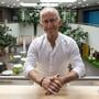 Henk Reuvers in het drie jaar opgeleverde schoolgebouw van Terra in Emmen. Niet alleen de school, maar ook de inwoners van Noordbarge maken er gebruik van