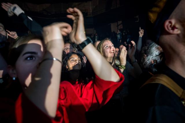 Na het geconcentreerde luisteren naar het NNO in de grote zaal maakte Sef er in de kleine zaal een feest van. 