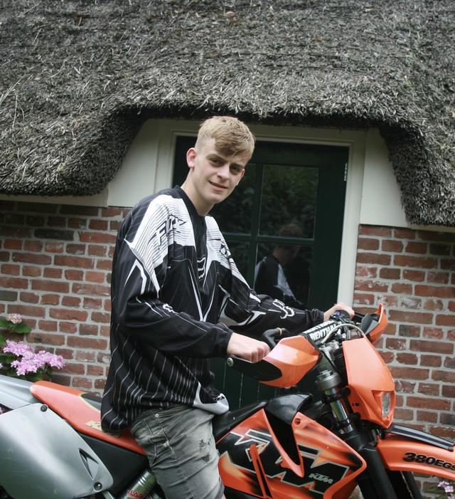 Bij huis in Hooghalen mag Diëm op de motor rijden. 