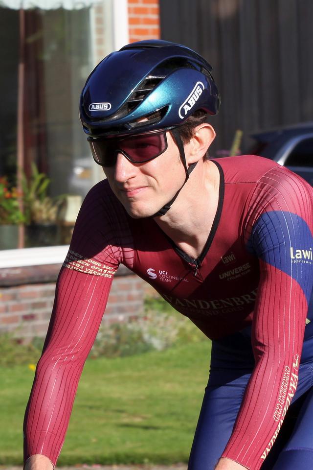 Steven Willemsen voor de start van de Ronde van Peize.