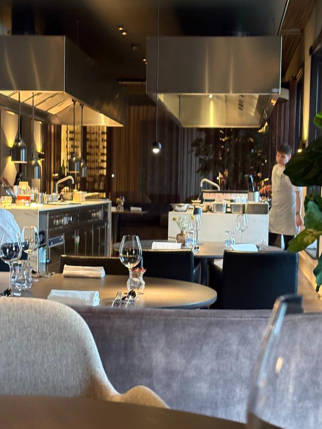 Centraal het keukenblok, als gast zit je eerste rang.