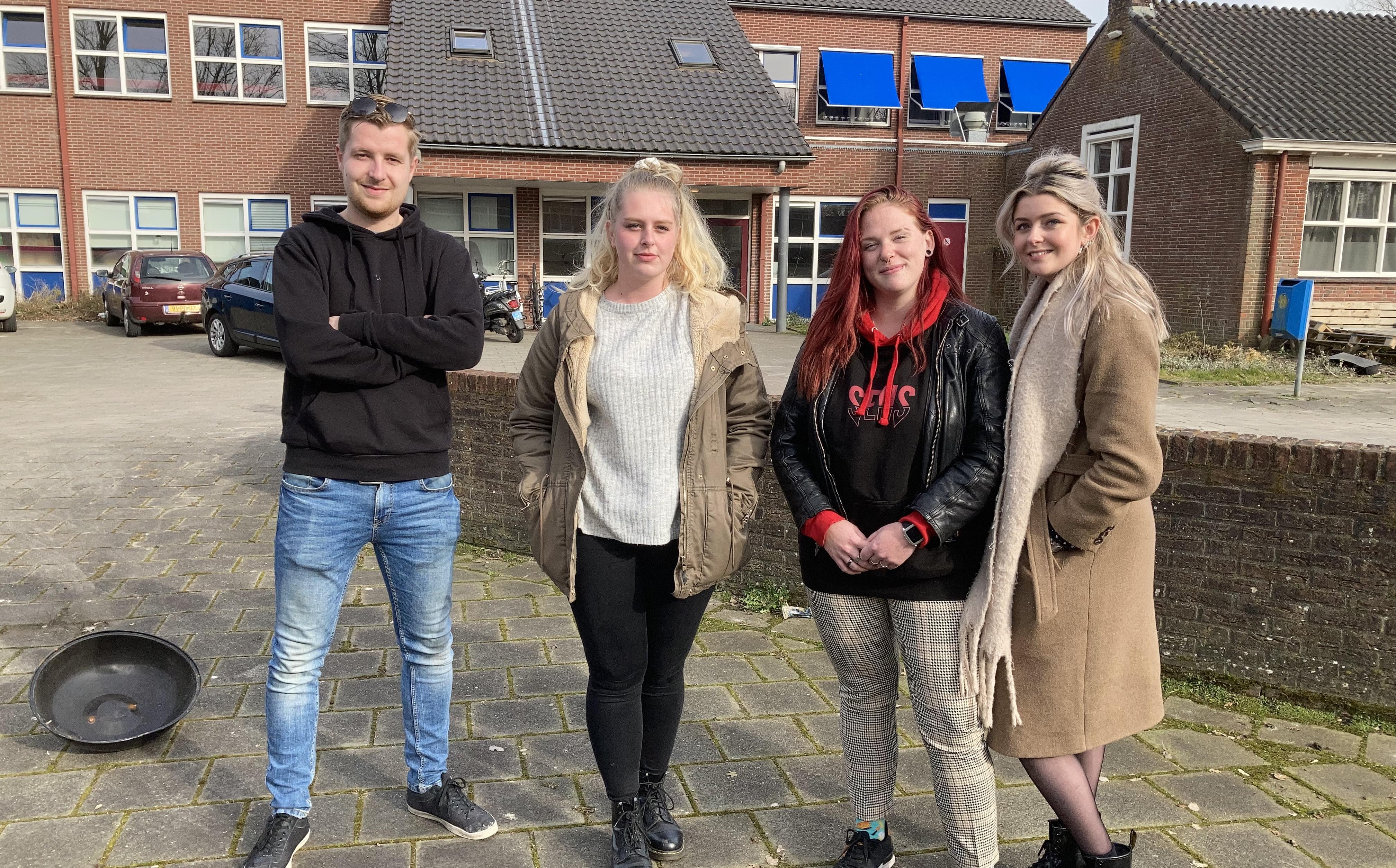 Vier van de acht antikraakbewoners van het voormalige Gomarus College in Zuidhorn die moeten vertrekken met (vlnr) Mathijs Nieborg, Noortje Tolkamp, Robin van Hees en Kaylee Smits. 