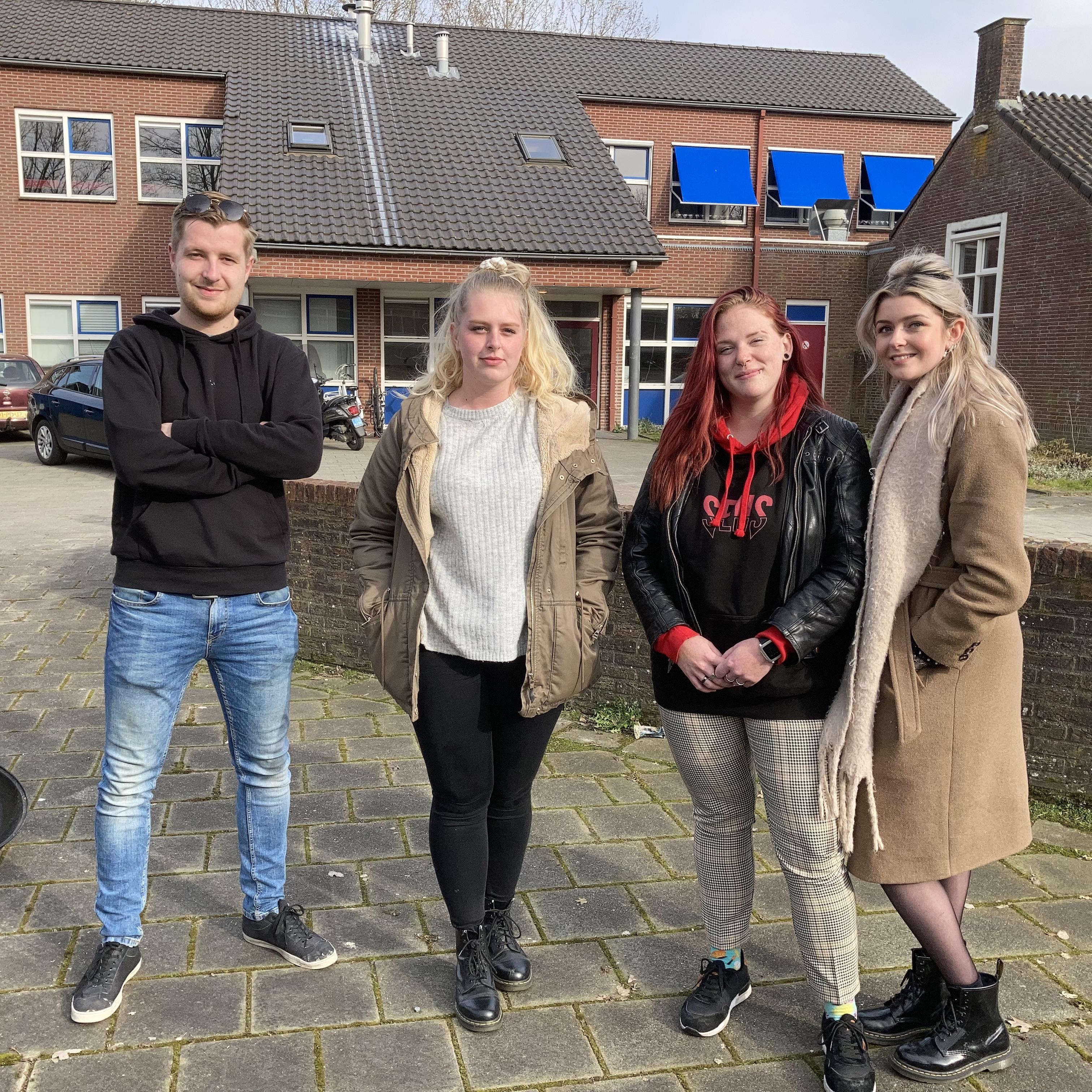 Vier van de acht antikraakbewoners van het voormalige Gomarus College in Zuidhorn die moeten vertrekken met (vlnr) Mathijs Nieborg, Noortje Tolkamp, Robin van Hees en Kaylee Smits. 