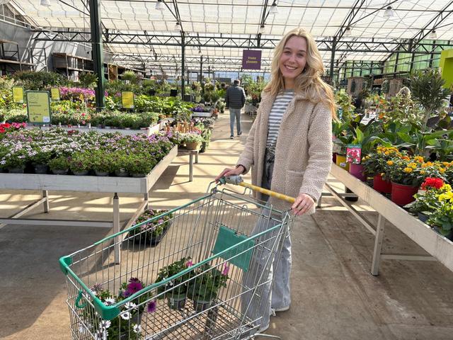 Bij Dorien staan altijd verse bloemen op tafel. De gewoonte nam ze over van haar moeder. 