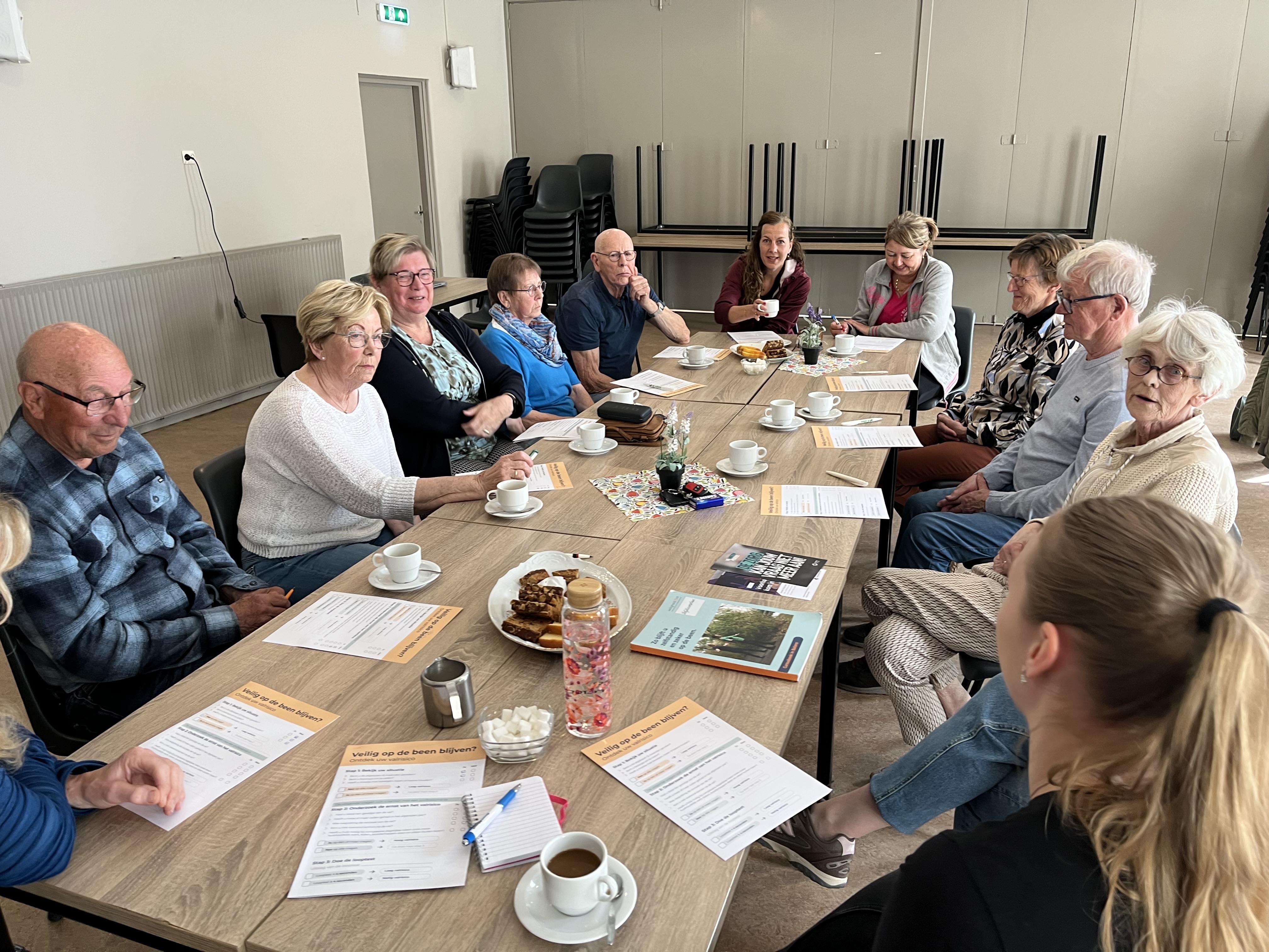 Het Buurtbakkie trok rond de tien inwoners van Opende die hier genoeglijk rond de tafel zitten.