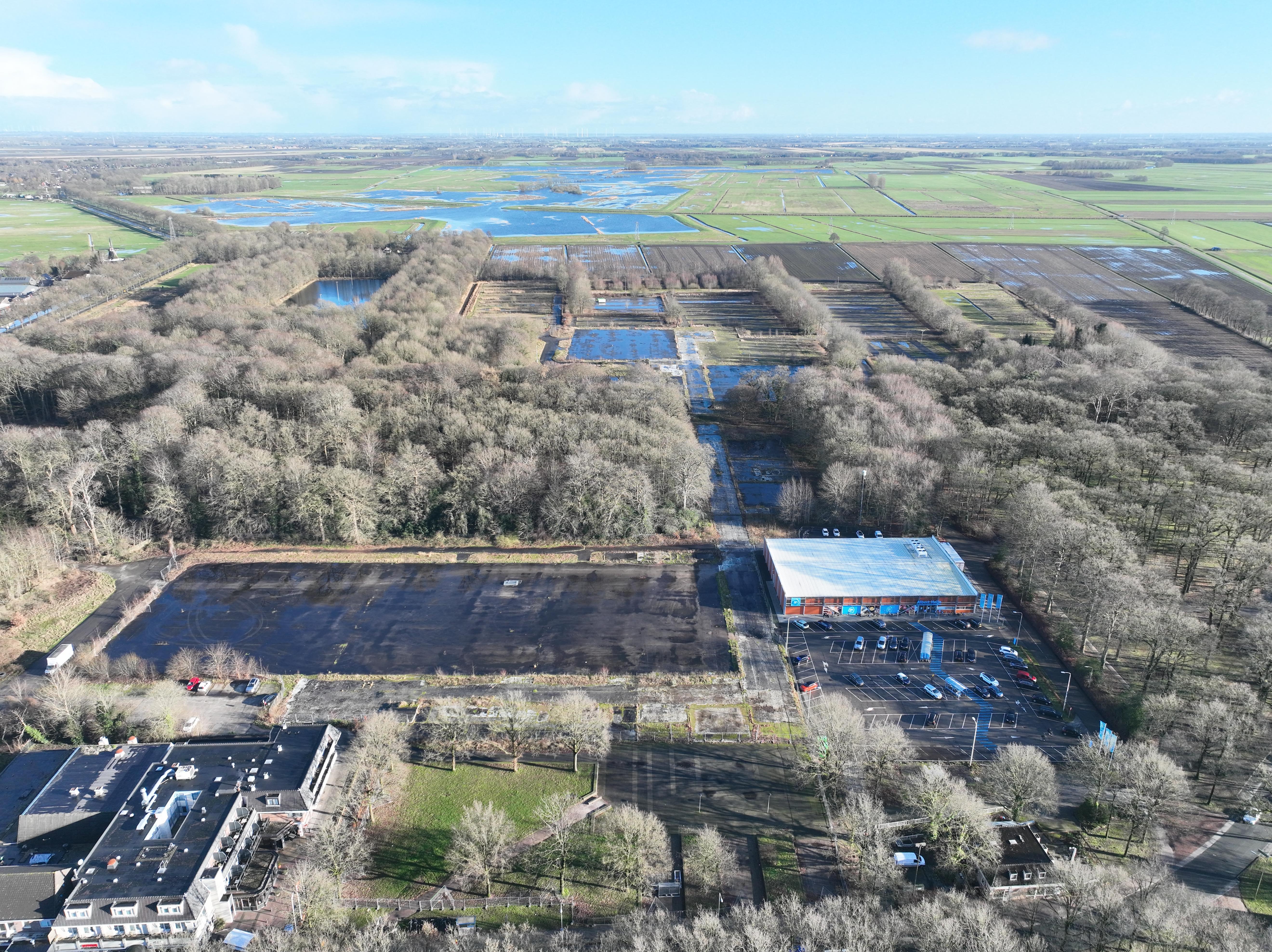 Het Prins Bernardhoeveterrein in Zuidlaren. Rechts de tijdelijke winkel van Abert Heijn. 