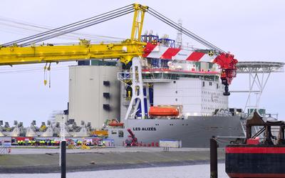 Op een in de Eemshaven aangemeerd windturbineschip is vrijdagmiddag brand uitgebroken. Veiligheidsregio Groningen spreekt van een zeer grote brand.